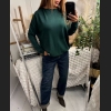 Luźny sweter w kolorze butelkowej zieleni z dekoltem w łódkę